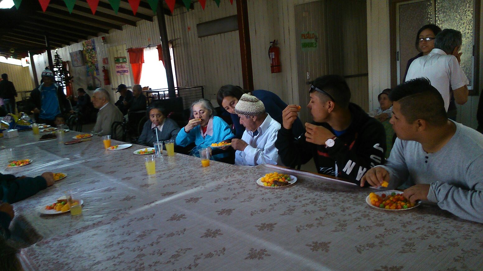 Jóvenes del PAI Adolfo Pérez Esquivel realizan actividad navideña en el Hogar de Cristo de Valdivia