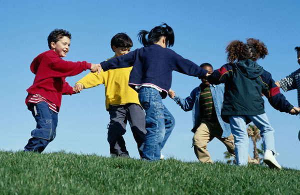 Promover la socialización temprana y la crianza colaborativa podría ayudar en el desarrollo social y emocional de la primera infancia